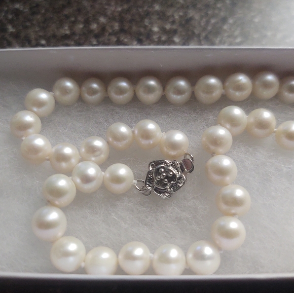 Beautiful pearl necklace/earring set - Picture 5 of 5